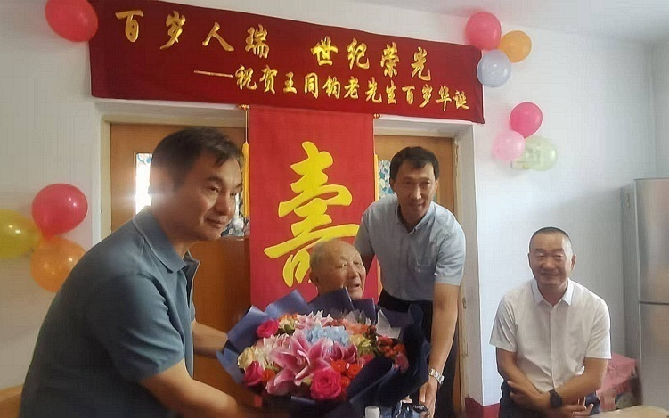 学校为百岁离休老干部庆生