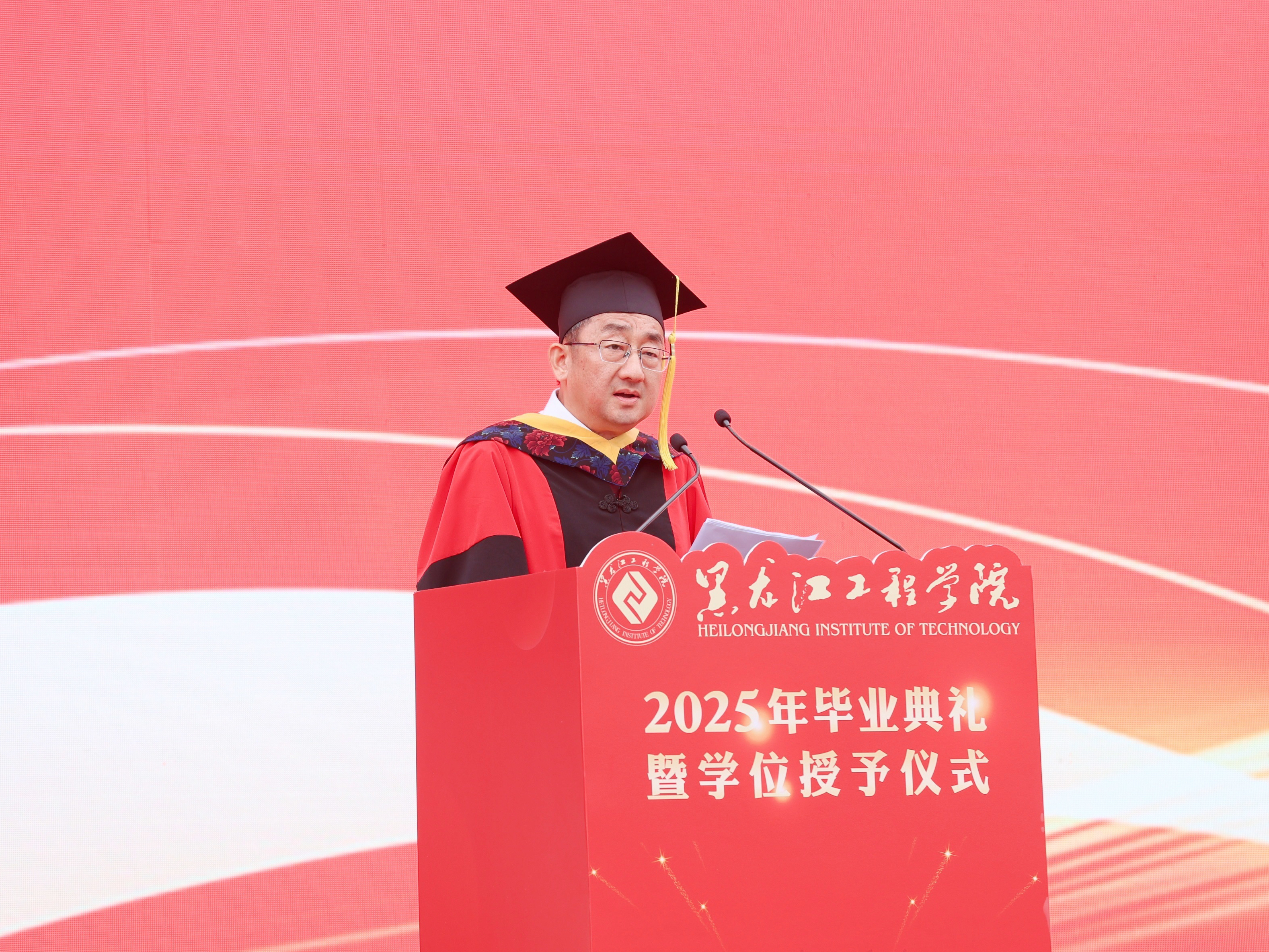 以青春之名向祖国报到——学校隆重举行2025年毕业典礼暨学位授予仪式