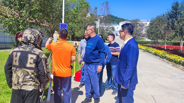 校长刘志强深入实习一线走访看望师生