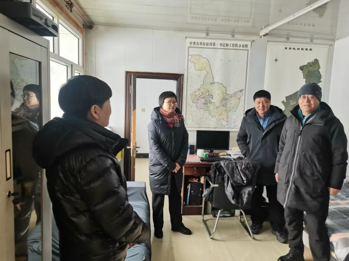 学校党委书记于沐琳带队看望慰问挂职干部、驻村干部