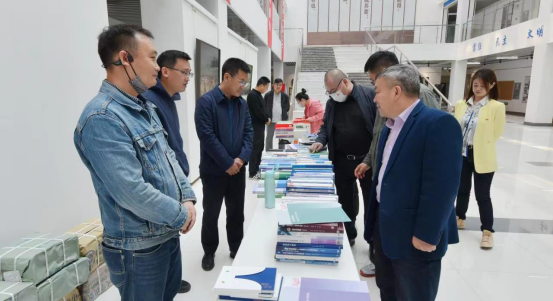 【主题教育】我校举办2023年春季优秀教材巡展