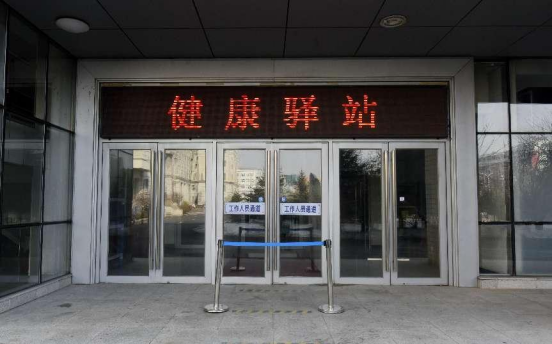 校领导检查指导校园健康驿站建设情况