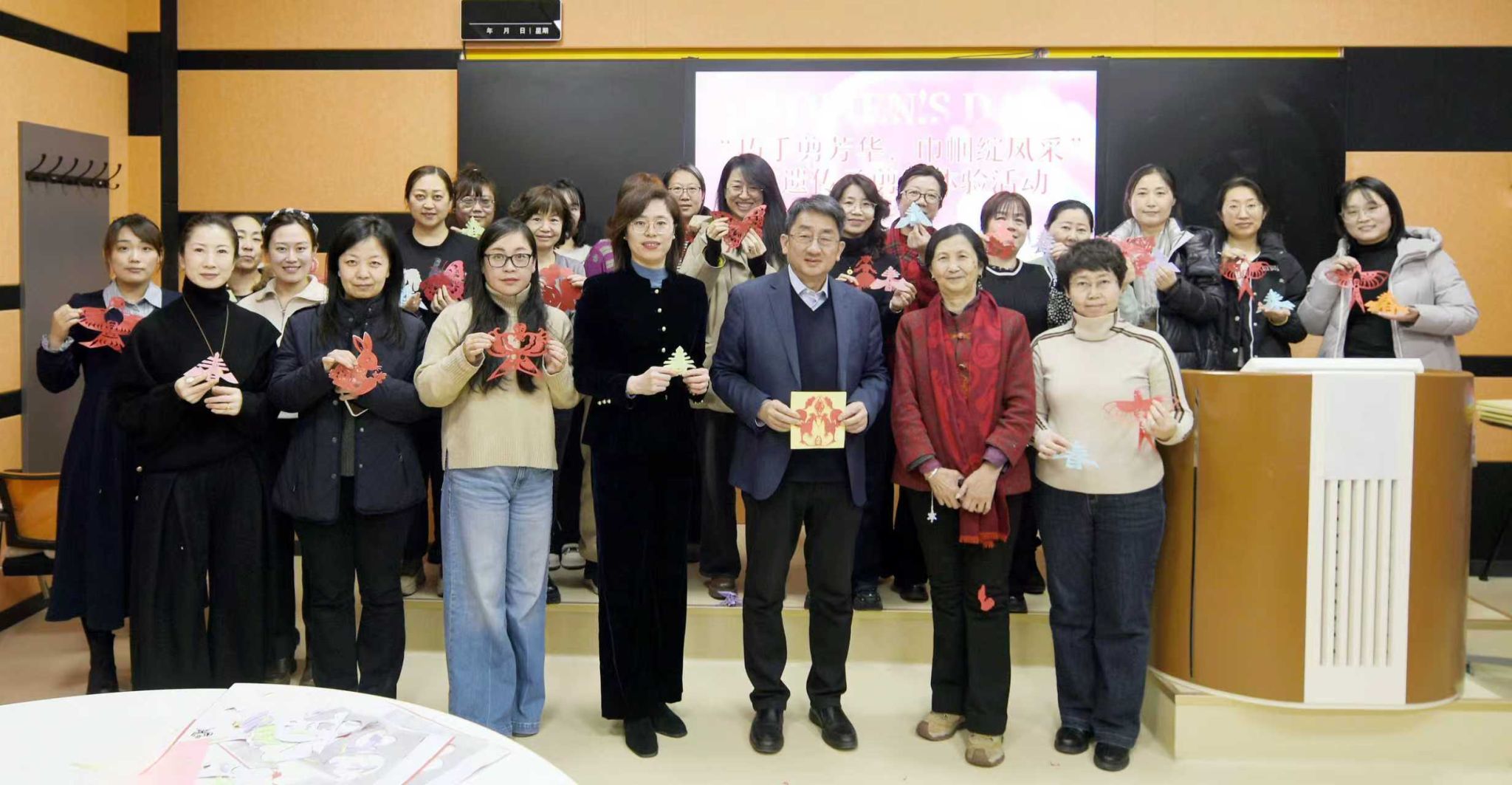 巧手剪芳华 巾帼绽风采——学校举办庆祝“三八”国际妇女节非遗传承剪纸体验活动