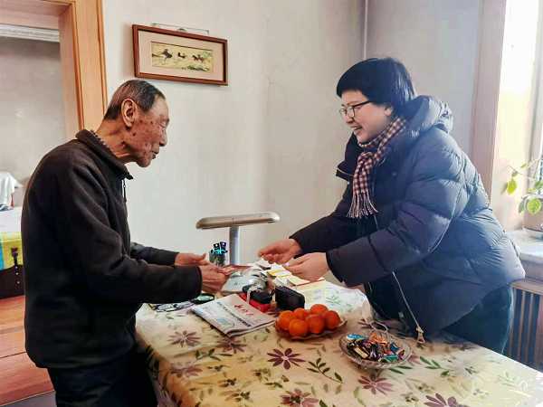 学校领导走访慰问离退休老同志