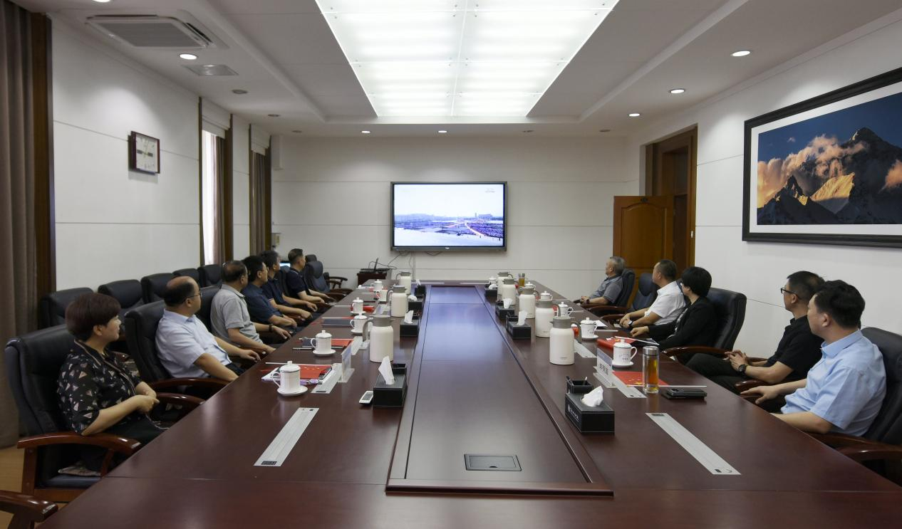 学校组织师生收听收看纪念抗日战争暨世界反法西斯战争胜利80周年大会