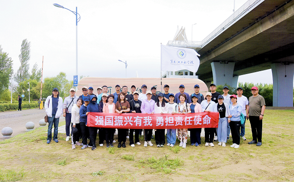 校工会开展“强国振兴有我 勇担责任使命”优秀教职工徒步活动